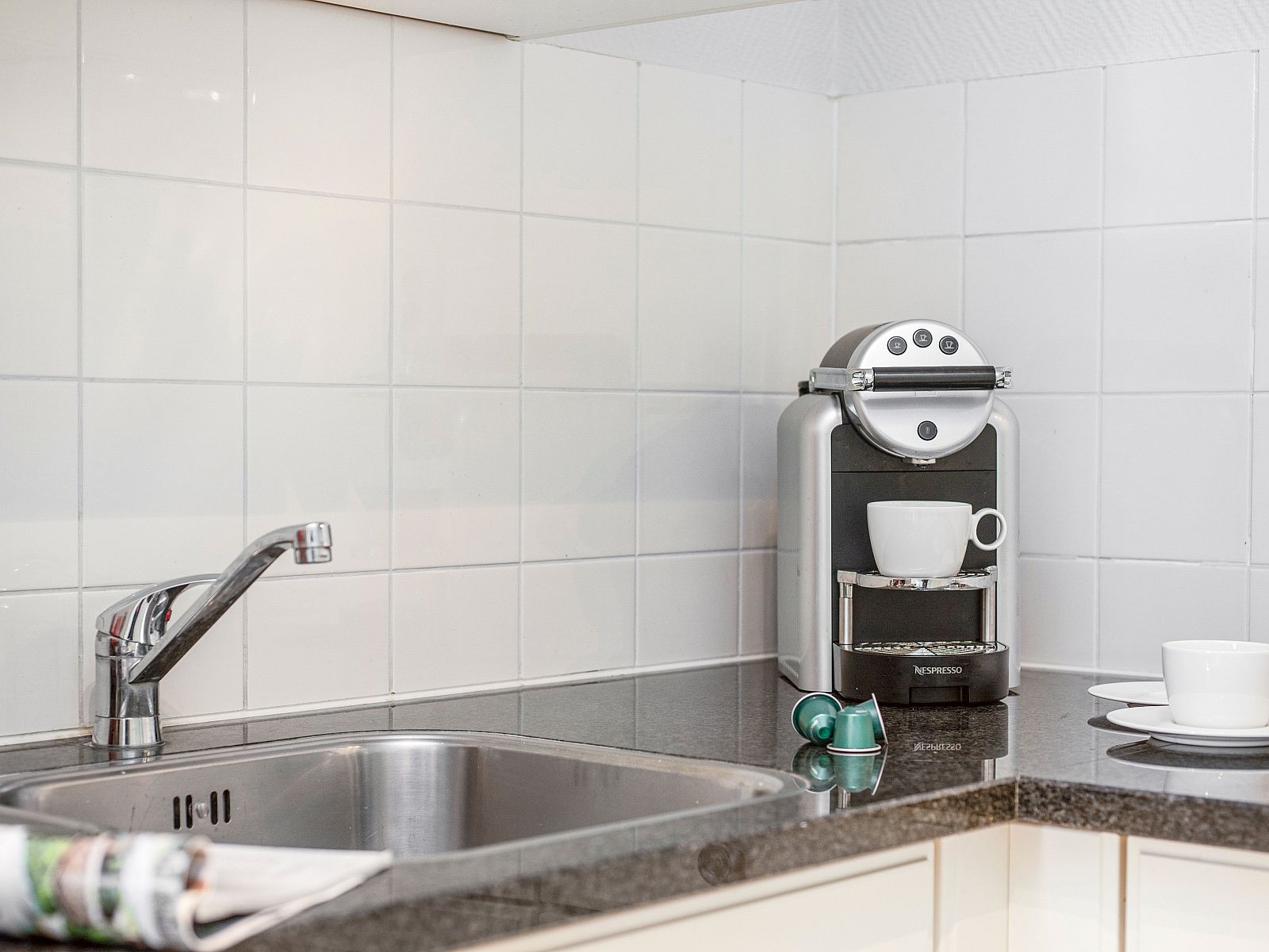 Moderne badkamer met douche en bad in Kasteeldomein De Cauberg, comfortabel verblijf in Valkenburg a.d. Geul.