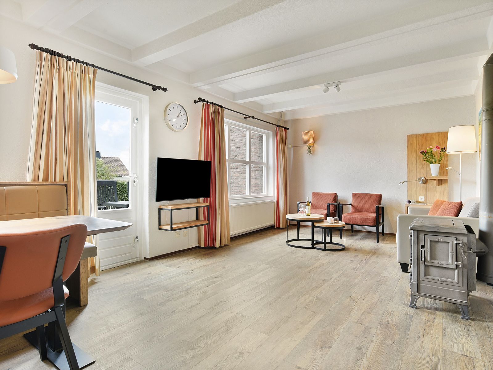 Geraeumiges Wohnzimmer mit viel Licht im Hoog Vaals 2-Bett-Bungalow 2C1, gelegen im malerischen Vaals, Suedlimburg.