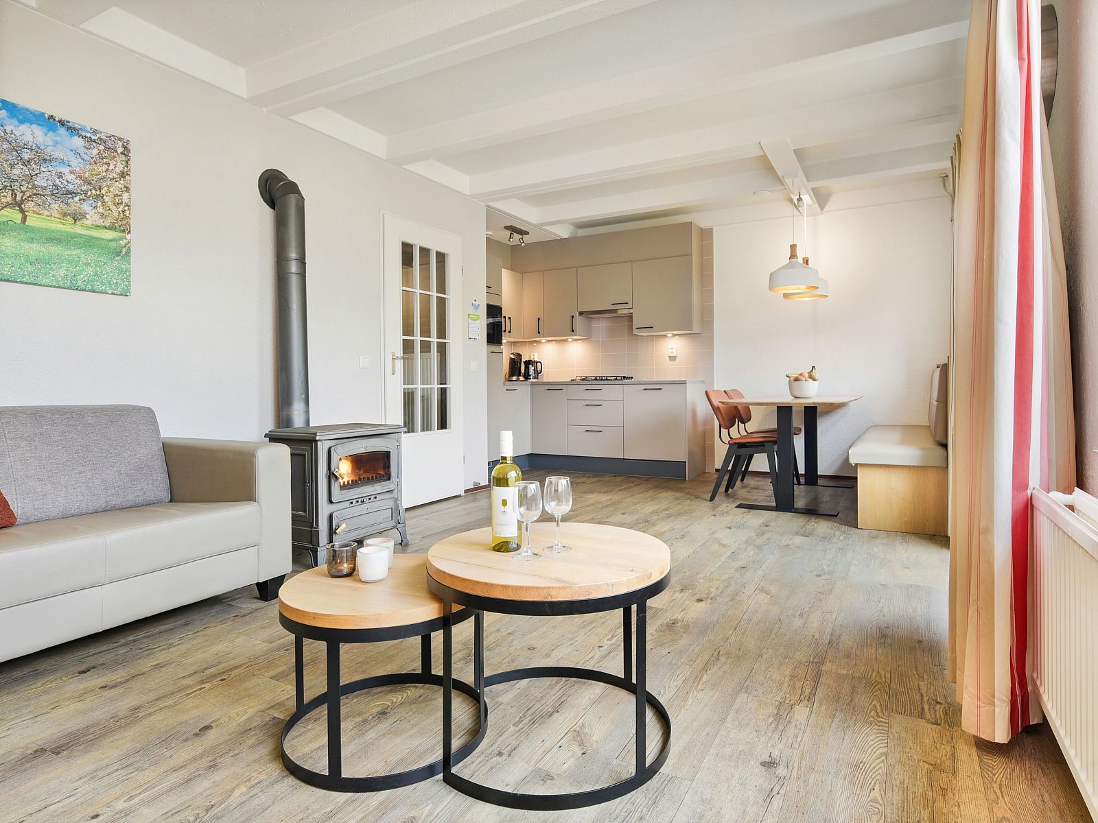 Voll ausgestattete Kueche in Hoog Vaals 2-Bett-Bungalow 2C1, ideal fuer einen erholsamen Aufenthalt in Vaals, Suedlimburg.