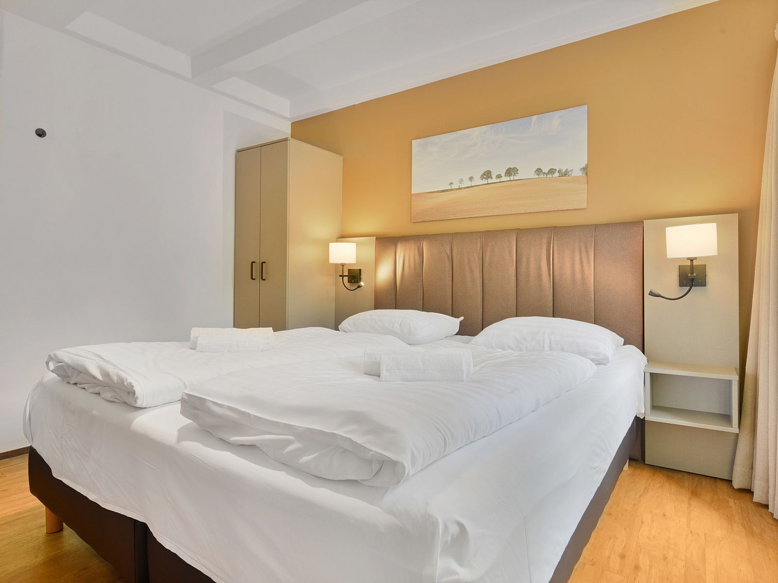 Private Terrasse mit Sitzgelegenheit im Hoog Vaals 2-Bett-Bungalow 2C1, umgeben von Gruen in Vaals, Suedlimburg.