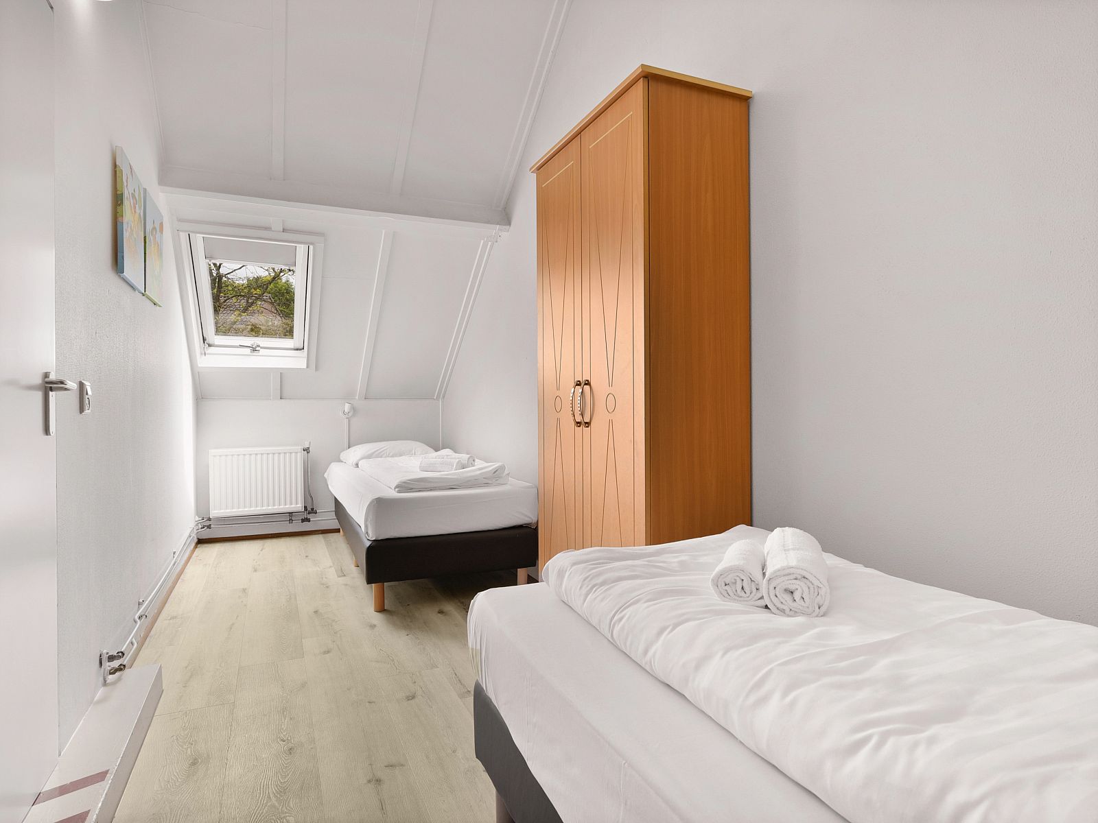 Zweites Schlafzimmer mit Einzelbetten in Hoog Vaals 2-Bett-Bungalow 2C1, geeignet fuer Familien in Vaals, Suedlimburg.