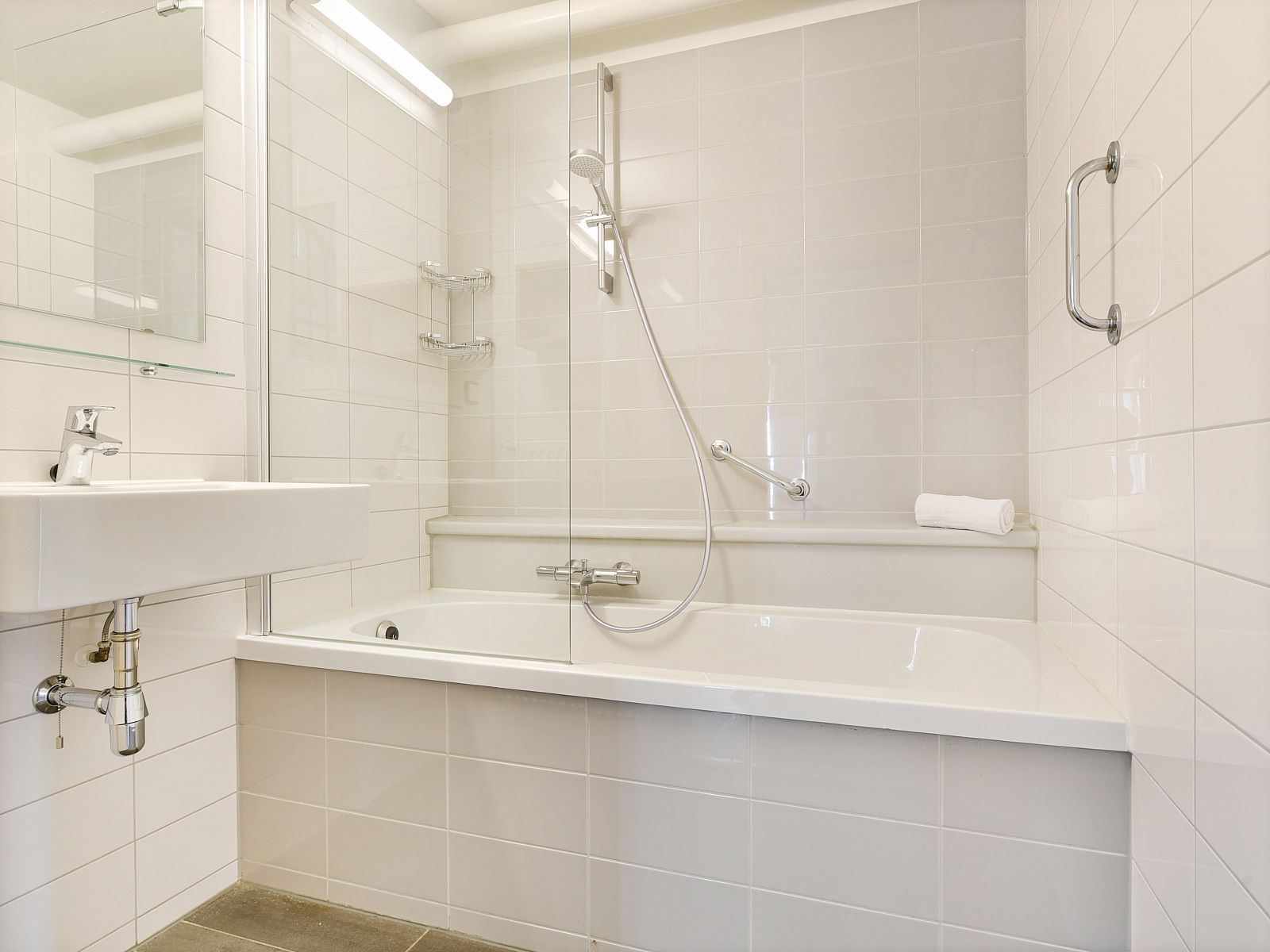 Stilvolles Badezimmer mit Dusche und Waschbecken in Hoog Vaals 2-Bett-Bungalow 2C1, Vaals, Suedlimburg.