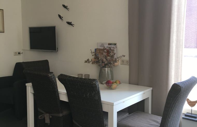 Stijlvolle eetkamer met decoratie in Vakantiehuis in Scheulder, Zuid Limburg.