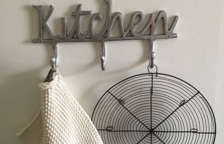 Decoratieve keukenhaak in Vakantiehuis in Scheulder, Zuid Limburg.