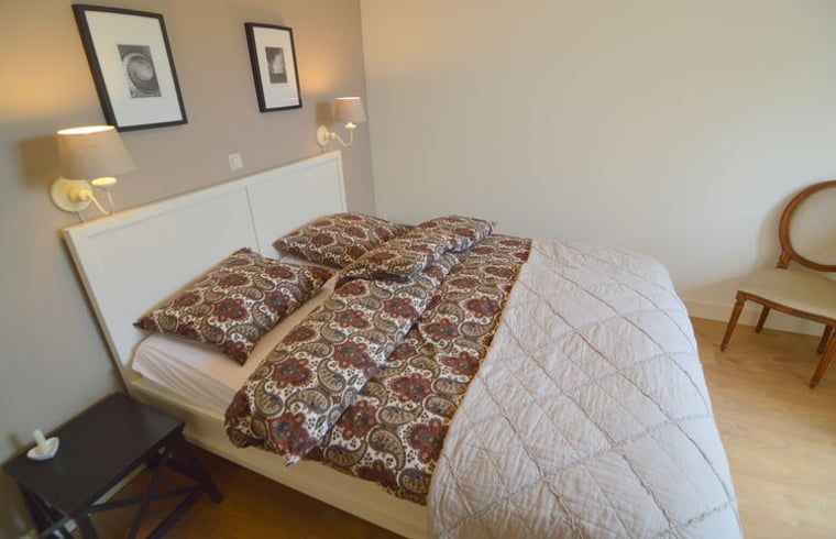 Knusse slaapkamer met tweepersoonsbed in Vakantiehuis in Scheulder, Zuid Limburg.