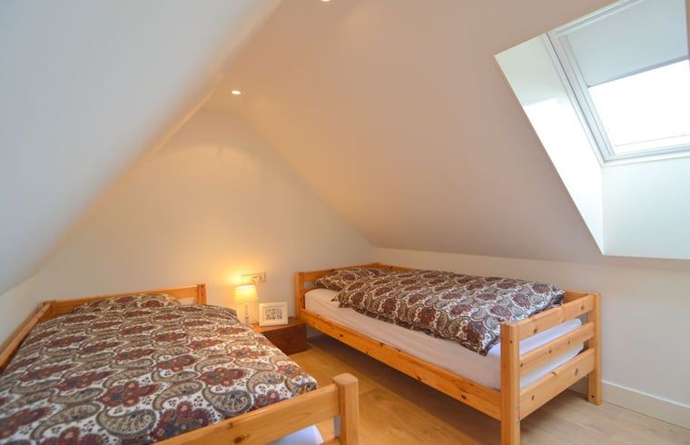 Slaapkamer met twee eenpersoonsbedden in Vakantiehuis in Scheulder, Zuid Limburg.