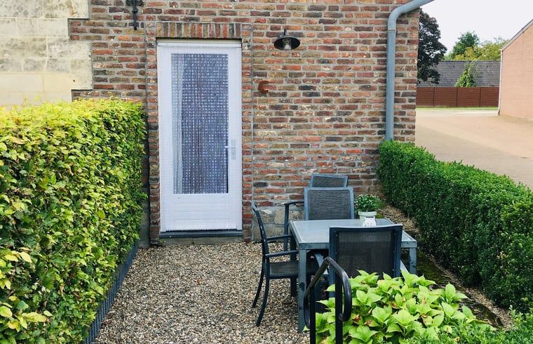 Buitenterras met zitje in Vakantiehuis in Scheulder, Zuid Limburg.