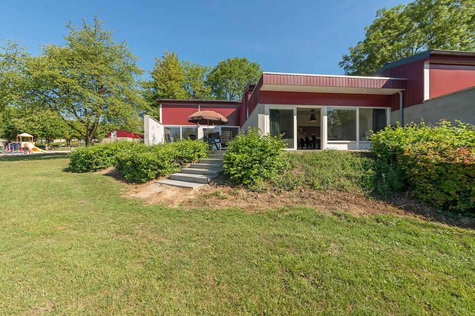 Anemoon 12 bungalow in Walem, Zuid Limburg biedt een ruim terras met prachtig uitzicht op de groene omgeving.