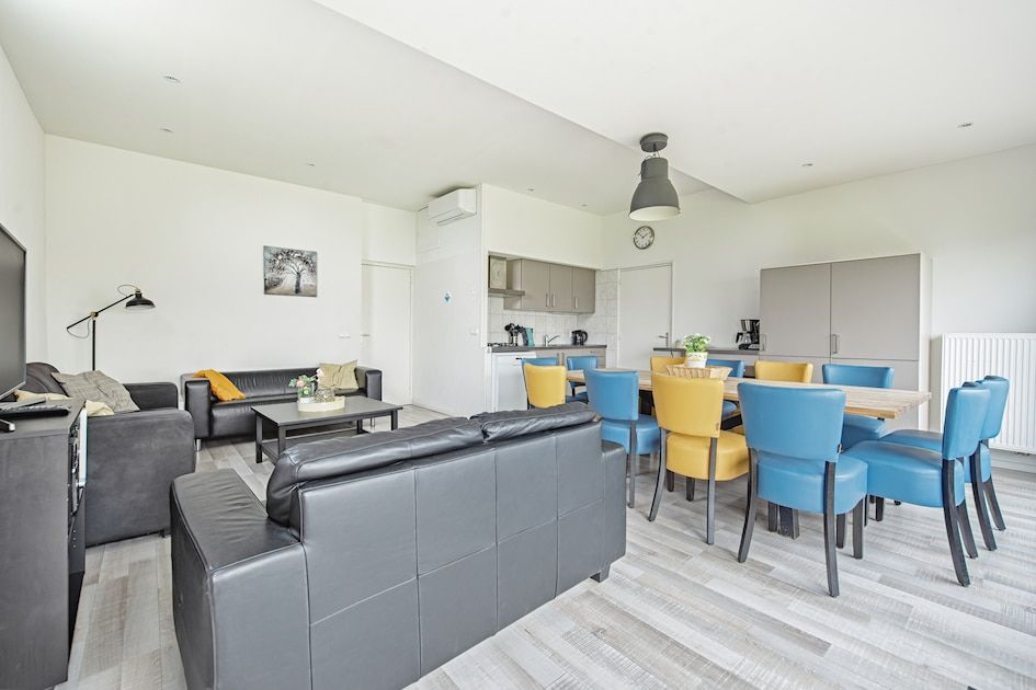 Ruime woonkamer van bungalow Anemoon 12 in Walem, Zuid Limburg met moderne inrichting en comfortabele zitruimte.