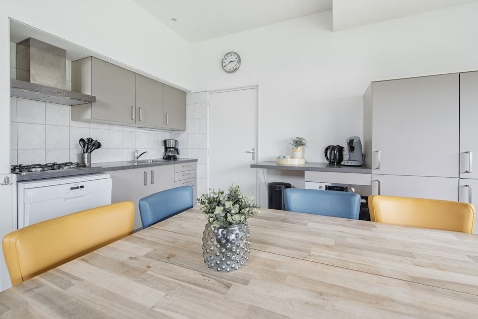Moderne keuken van Anemoon 12 bungalow in Walem, Zuid Limburg met stijlvolle eethoek en praktische voorzieningen.