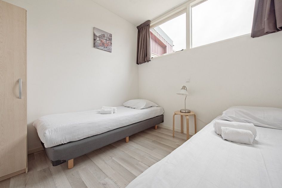 Moderne badkamer in bungalow Anemoon 12, Walem, Zuid Limburg met stijlvolle tegels en douche voor comfort tijdens uw verblijf.