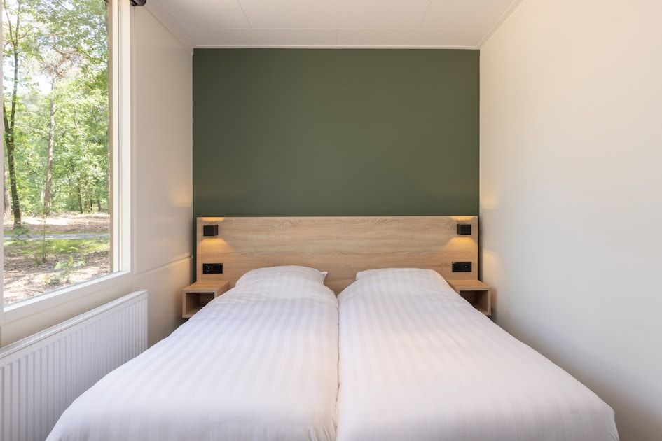 Moderne badkamer in Bungalow 4, gelegen in het serene Vlierden, De Peel, Noord Brabant, met een stijlvolle douche en wastafel.