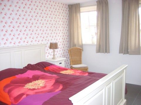 Attractive bedroom with floral design in B&B at Kaat, Liessel, De Peel, perfect for a relaxing stay.