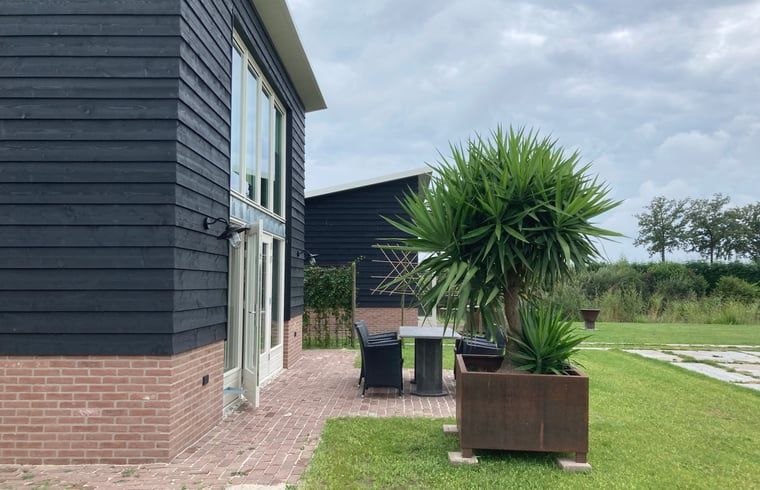 Vorderseite des Ferienhauses in Venhorst mit Terrasse in De Peel, Nordbrabant.