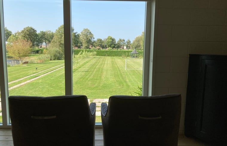 Aussenbereich mit Tisch und Stuehlen im Ferienhaus in Venhorst, De Peel, Nordbrabant.