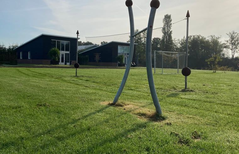 Seitenansicht des Ferienhauses in Venhorst mit Terrasse in De Peel, Nordbrabant.
