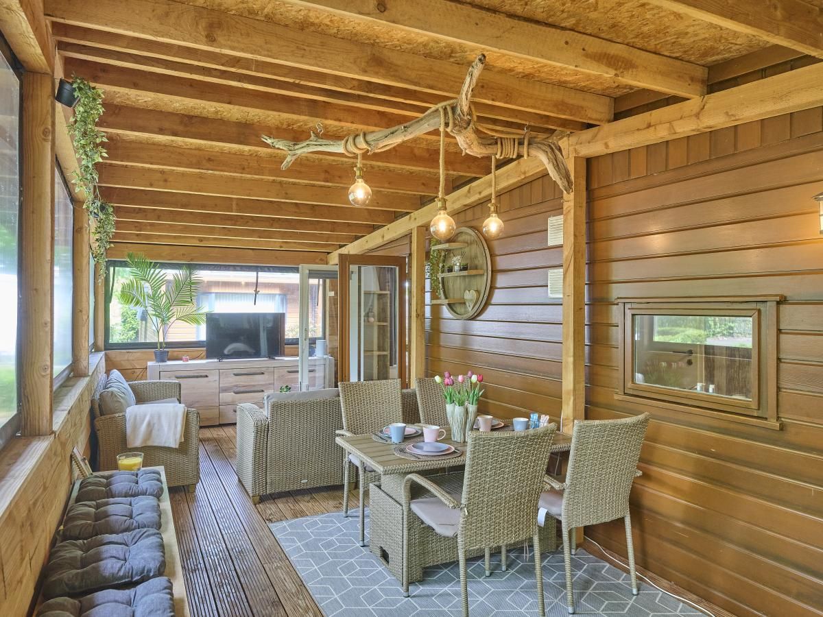 't Heische hofje in Zeeland, De Peel, Noord Brabant biedt een gezellige veranda voor ontspanning in een rustieke vakantiehuisomgeving.