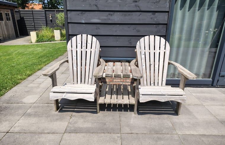 Flowers and greenery surrounding Huisje in Zeeland, a charming vacation home in De Peel, North Brabant.