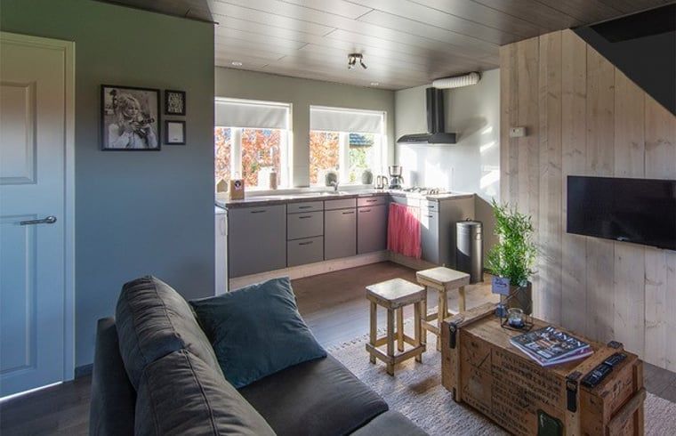 Moderne Kueche und Wohnzimmer im Ferienhaus in Deurne, De Peel, Nordbrabant.