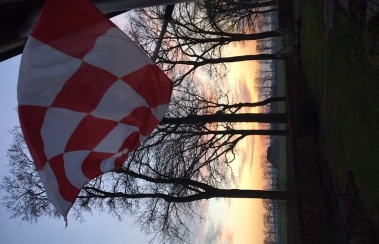 Die Flagge weht im Abendhimmel am Ferienhaus in Deurne, De Peel, Nordbrabant.
