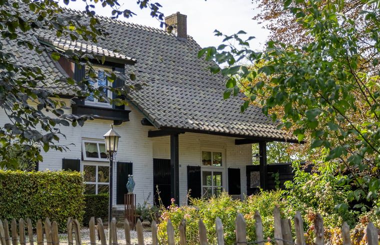 Charmant vakantiehuisje in Deurne, De Peel, Noord Brabant, omgeven door groene natuur en rustieke tuin.