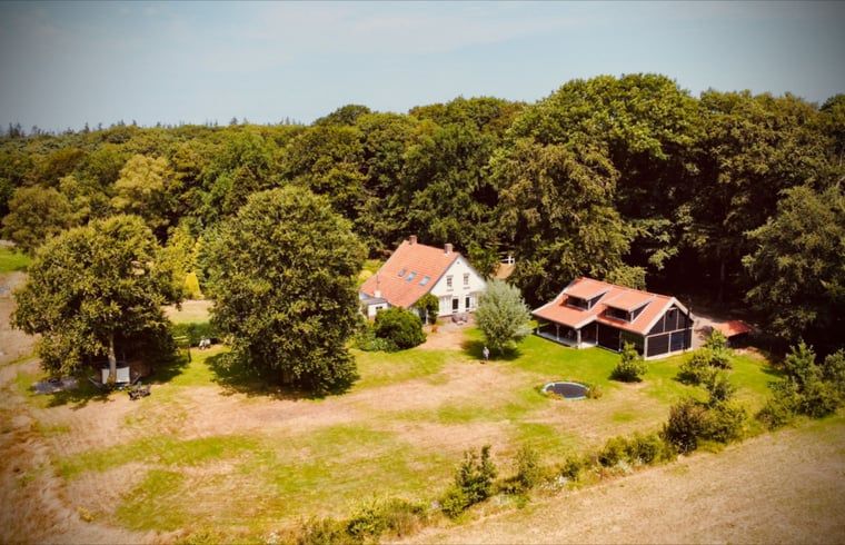 Luchtfoto van Vakantiehuis in De Rips, Noord Brabant, omringd door bosrijke natuur.