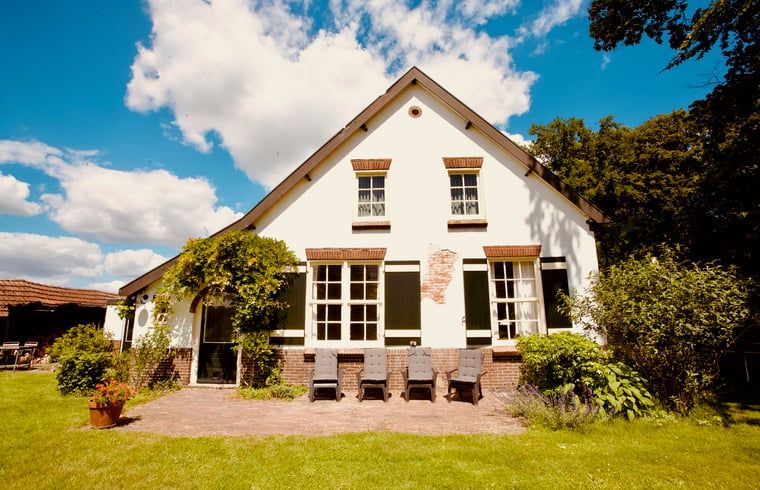 Gezellige buitenruimte van Vakantiehuis in De Rips, ideaal voor ontspanning.