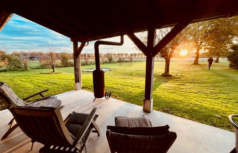 Veranda van Vakantiehuis in De Rips, Noord Brabant, met uitzicht op zonsondergang.