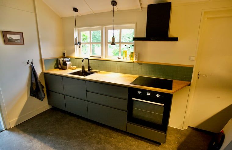 Compacte en functionele keuken in Vakantiehuis in De Rips, De Peel.