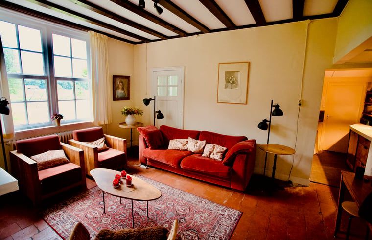 Gezellige woonkamer in Vakantiehuis in De Rips, ideaal voor familiebijeenkomsten.