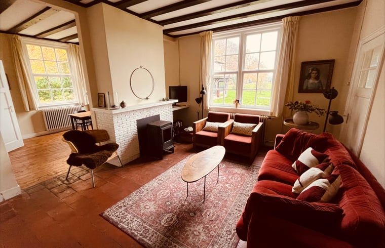 Woonkamer met open haard in Vakantiehuis in De Rips, Noord Brabant.