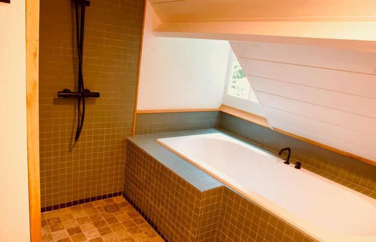 Moderne badkamer met ligbad in Vakantiehuis in De Rips, De Peel.