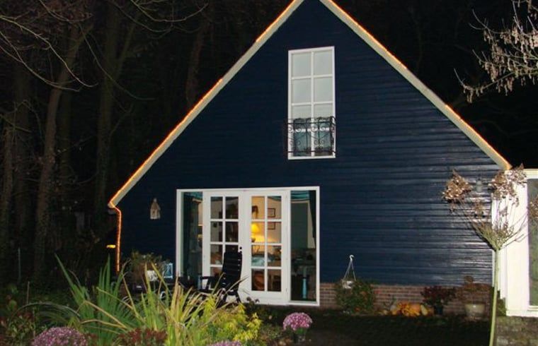 Verlichte nachtelijke aanblik van Vakantiehuis in Budel, ideaal voor een verblijf in Kempen, Noord Brabant.