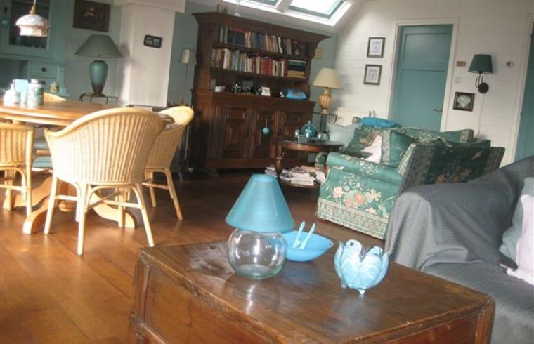 Comfortabele binnenruimte van Vakantiehuis in Budel met houten meubels in Kempen, Noord Brabant.