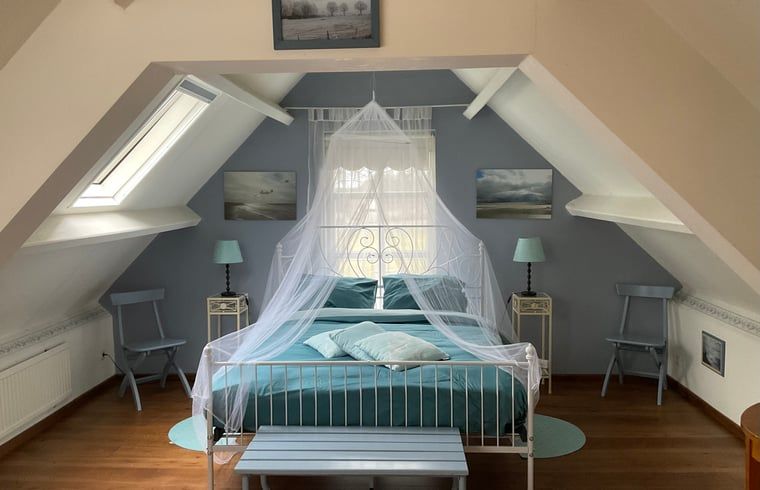 Sfeervolle slaapkamer in Vakantiehuis in Budel, ideaal voor een romantisch verblijf in Kempen, Noord Brabant.