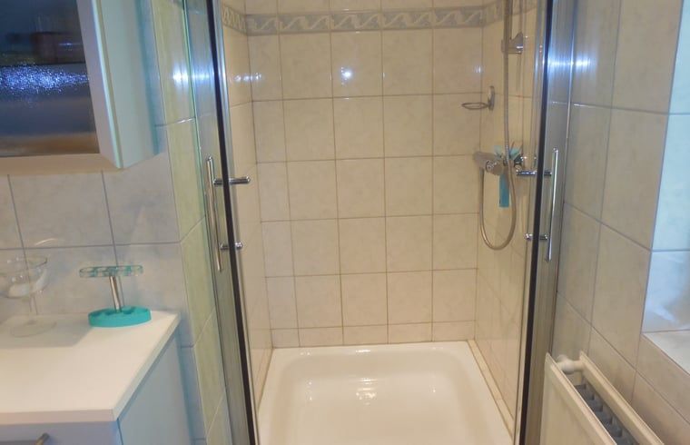 Ruime douche in Vakantiehuis in Budel, luxe voorziening in Kempen, Noord Brabant.