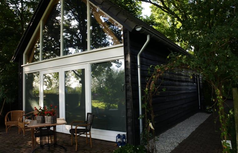 Vakantiehuisje in Lage Mierde met ruime glazen gevel, omgeven door natuur in de Kempen, Noord Brabant.