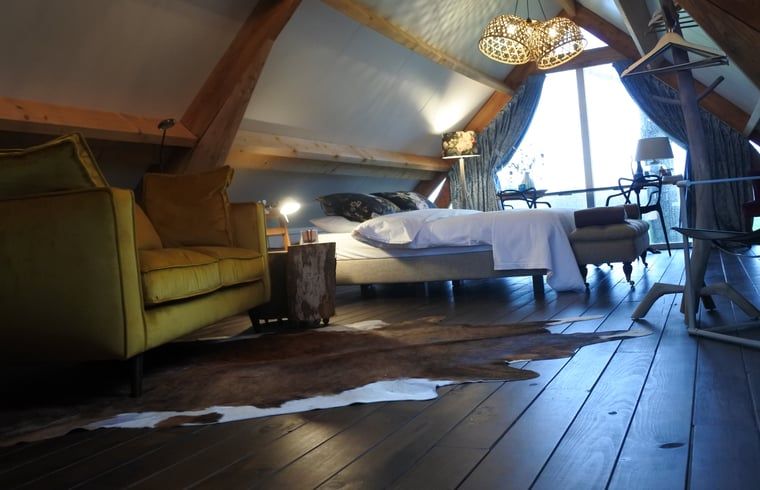 Gezellige slaapkamer in Vakantiehuisje in Lage Mierde, met houten details in de Kempen, Noord Brabant.