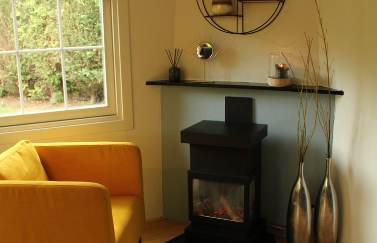 Gezellige binnenruimte met open haard in Huisje in Lage Mierde, Kempen, Noord Brabant.