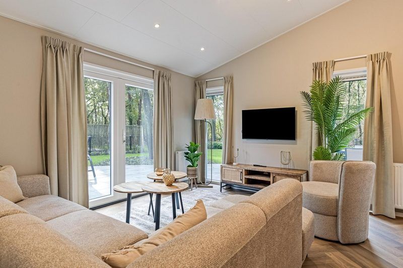 Gemuetliche Sitzecke im Heidehoeve 5 Personen Ferienhaus in Lage Mierde, mit Blick auf die gruene Umgebung der Kempen, Nordbrabant.