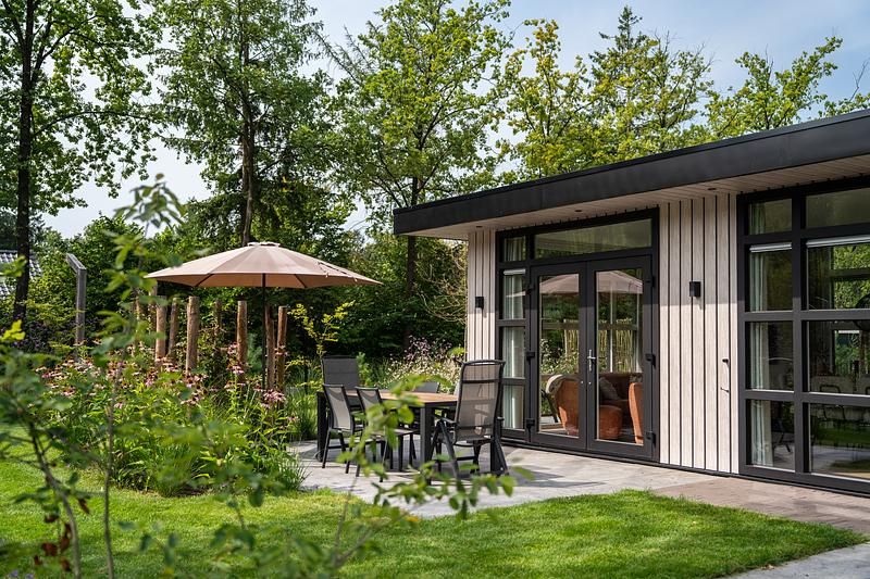 Terrace with parasol at Bosvlucht 6 persons Wellness vacation home in Lage Mierde, Kempen, North Brabant.