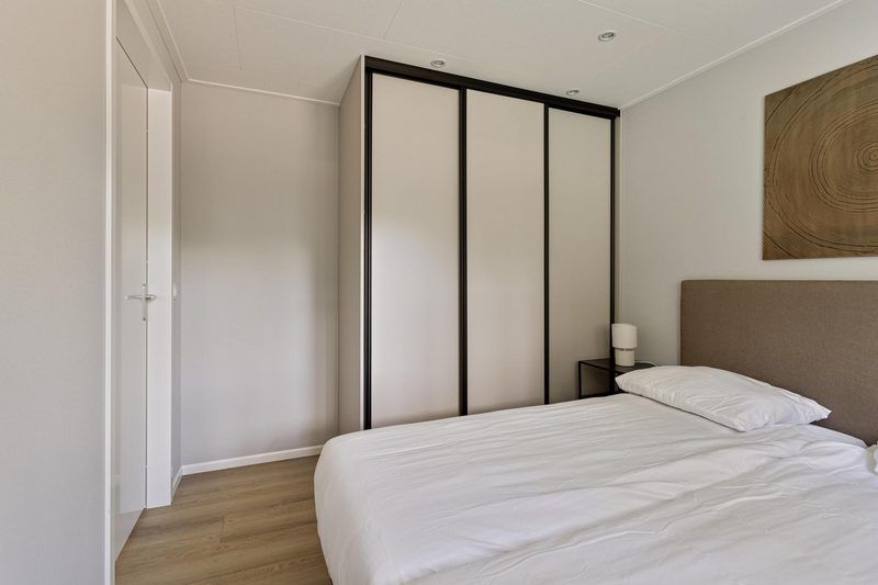 Ruime kledingkast in slaapkamer van Heidehoeve 4 personen vakantiehuis, Lage Mierde, Kempen, Noord Brabant.