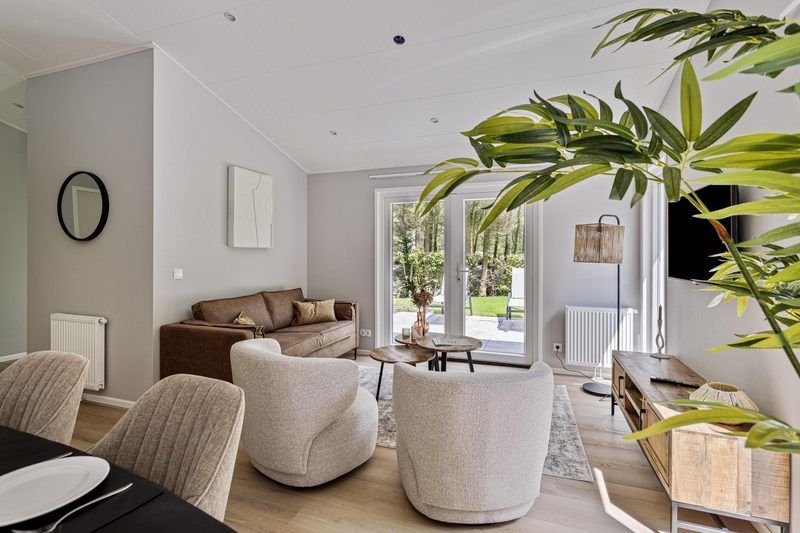 Lichte zithoek in Heidehoeve 4 personen vakantiehuis, Lage Mierde, Kempen, Noord Brabant met uitzicht op tuin.