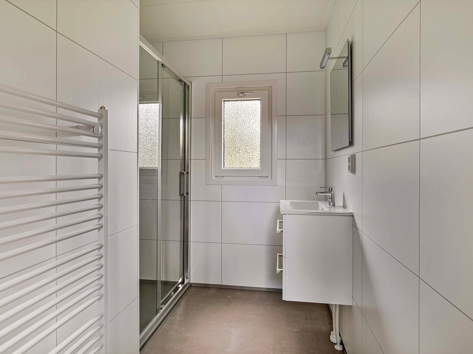 Modern bathroom in Berkenhof with hot tub, a vacation home in Lage Mierde, Kempen, North Brabant. Enjoy comfort and luxury.