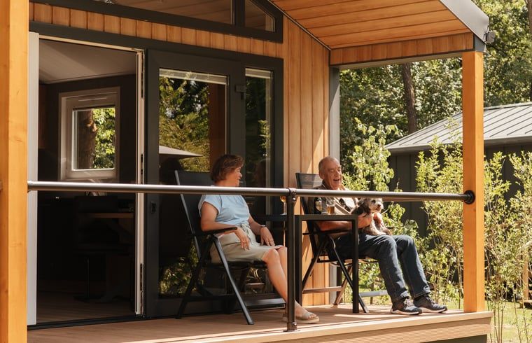 Geniessen Sie die Ruhe auf der Veranda von Huisje in Bergeijk, einem Ferienhaus in der gruenen Umgebung von Kempen in Nordbrabant.
