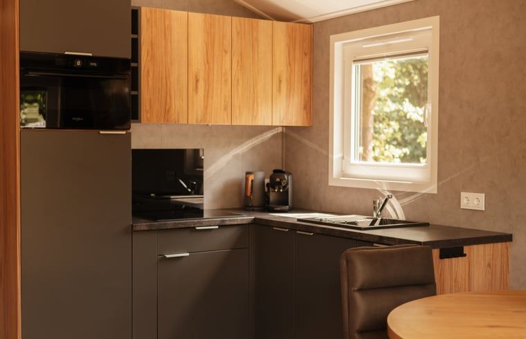 Moderne Kueche in Cottage in Bergeijk, einem Ferienhaus in den Kempen, Nordbrabant, mit stilvoller Einrichtung und Blick auf die Natur.