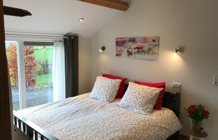 Knusse slaapkamer in Huisje in Baarle-Nassau, vakantiewoning in Kempen, met uitzicht op de tuin.