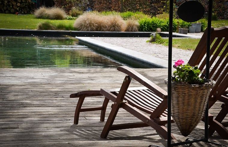 Ontspannen bij de zwemvijver in de tuin van Huisje in Baarle-Nassau, vakantiehuis in Noord Brabant.