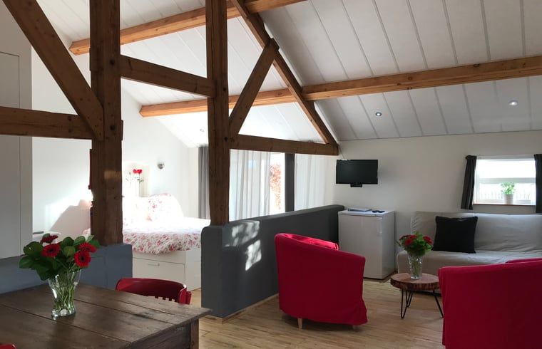 Innenbereich des Ferienhauses in Baarle Nassau mit Holzbalken, gelegen in Kempen, Nordbrabant.