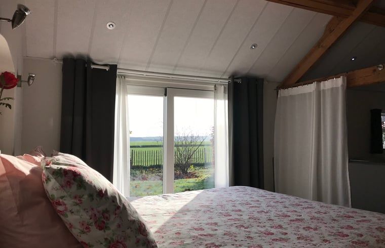 Schlafzimmer mit Aussicht in Ferienhaus in Baarle Nassau, Ruhe und Frieden in Kempen, Nordbrabant.